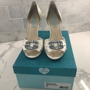 ⭐️ Betsey Johnson Ivory Satin Bow Pumps, Sz 7